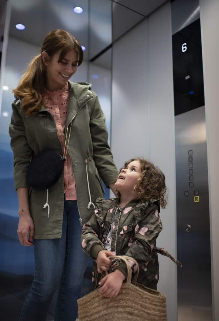 mère et enfant dans un ascenseur